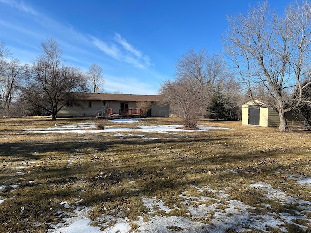 view of yard featuring a storage shed