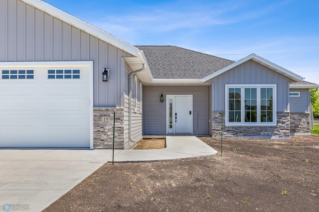 view of front of property featuring a garage