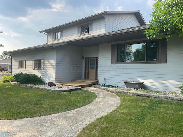 view of front facade featuring a front yard