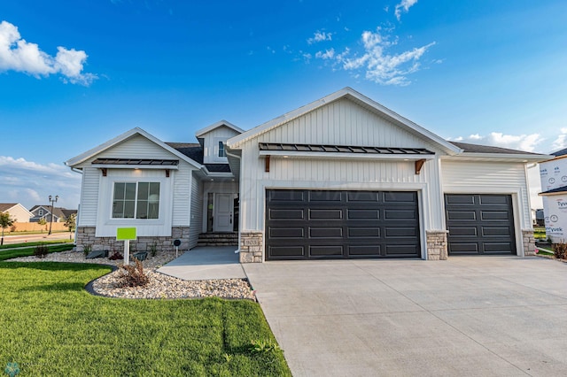 view of front facade featuring a garage and a front lawn