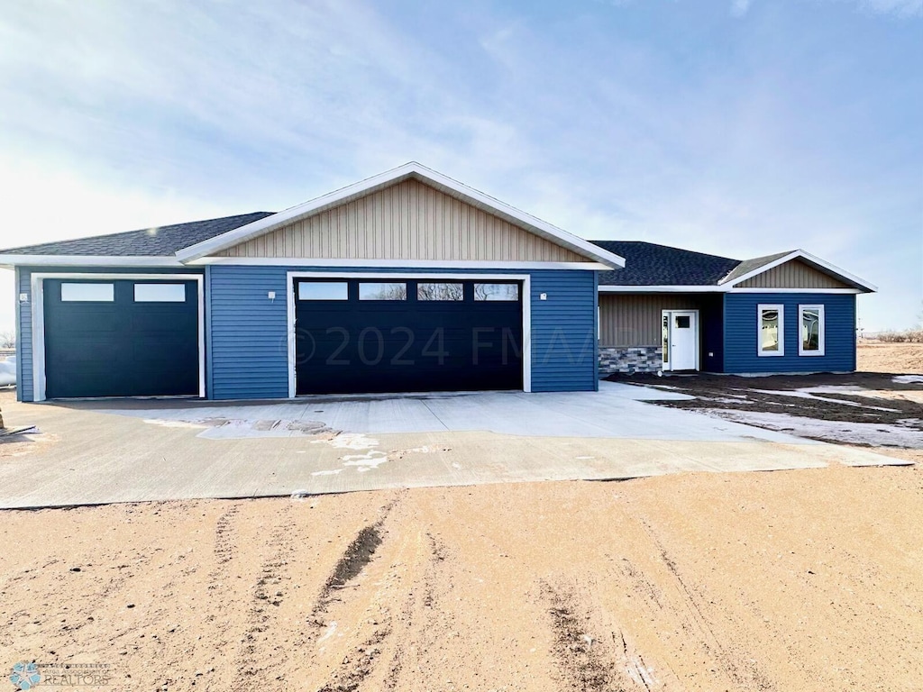 view of front facade featuring a garage