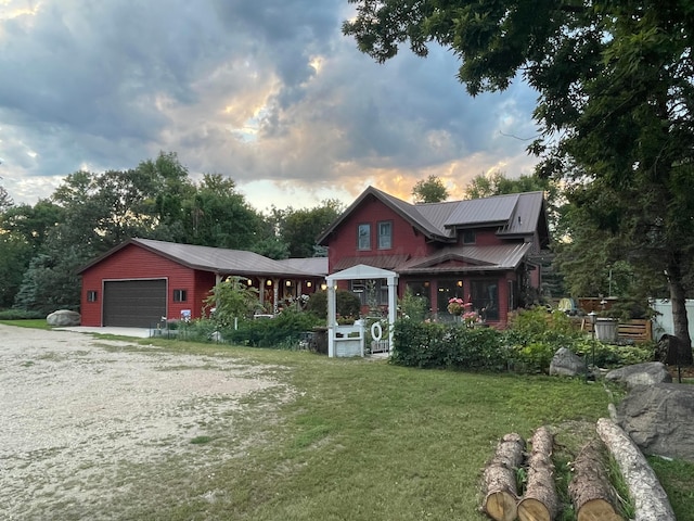 view of front of property featuring a yard