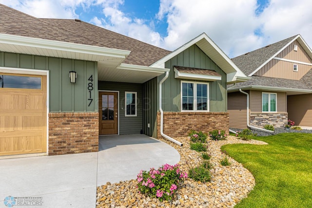 view of front facade featuring a front yard and a garage