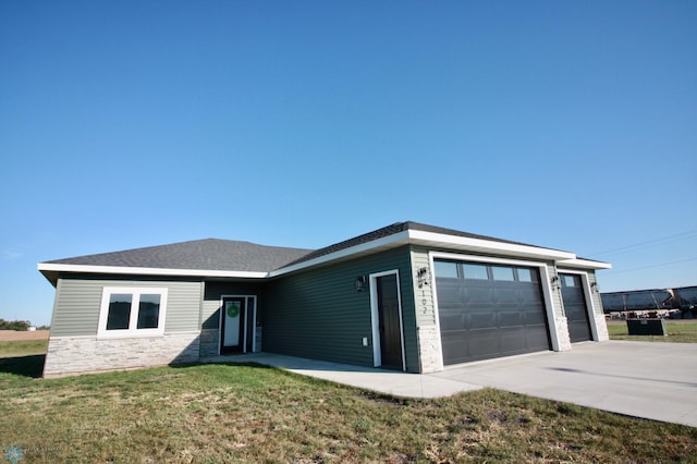 view of front of home featuring a garage and a front lawn