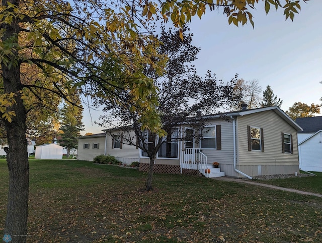 view of front of property featuring a front lawn