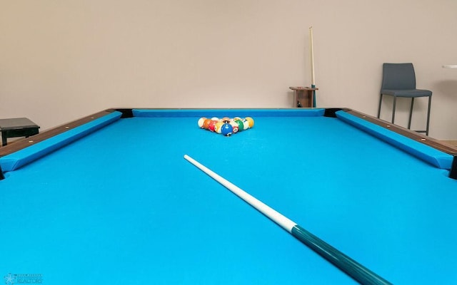 playroom featuring pool table