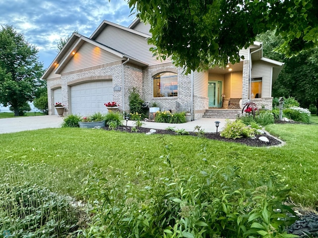 view of front facade featuring a front yard and a garage