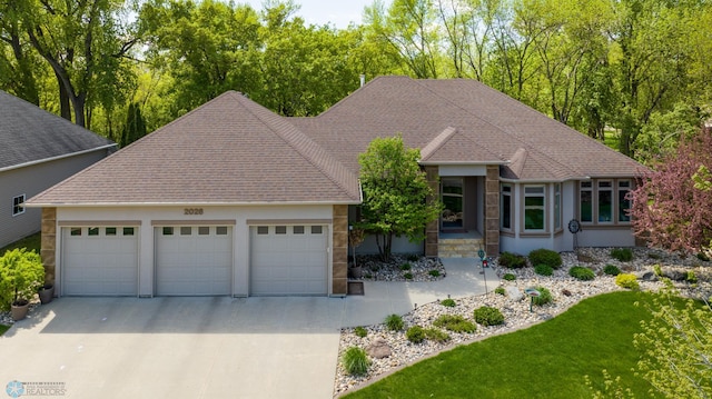 view of front facade featuring a garage