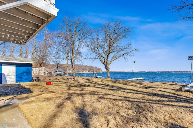 view of yard featuring a water view