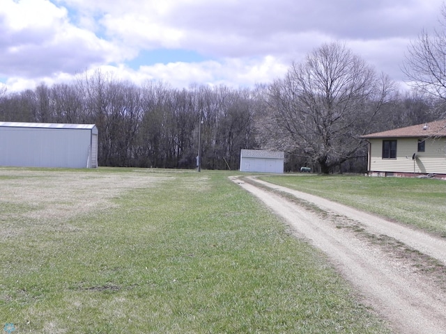 view of yard featuring an outdoor structure