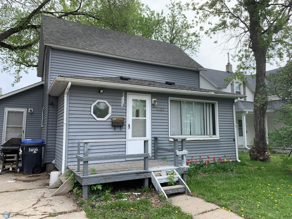 view of front of house featuring a front yard