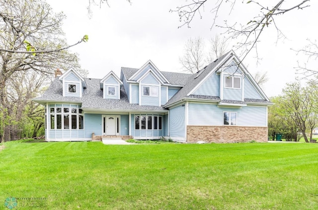 view of front of house featuring a front lawn