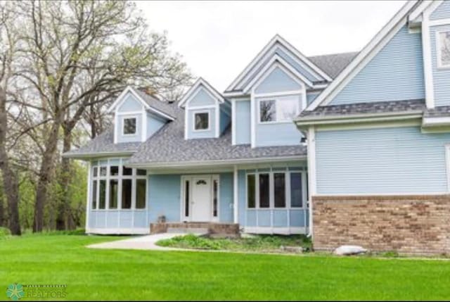 view of front of house featuring a front yard