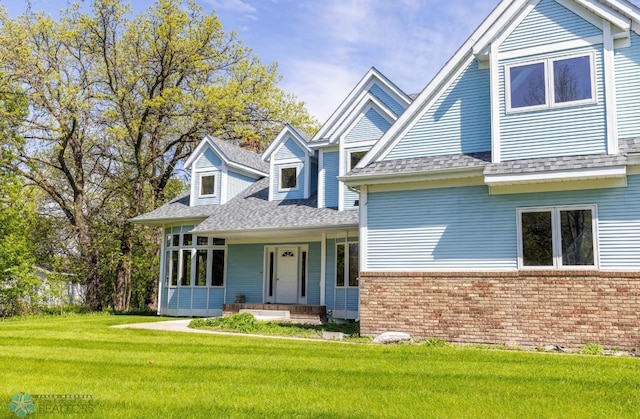 view of front of property featuring a front lawn