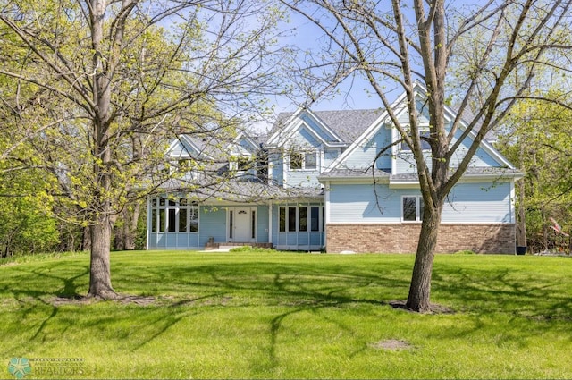 view of front facade with a front yard