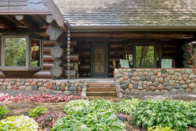 entrance to property featuring a porch