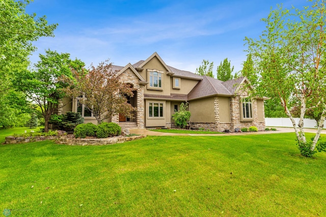 view of front of home featuring a front lawn