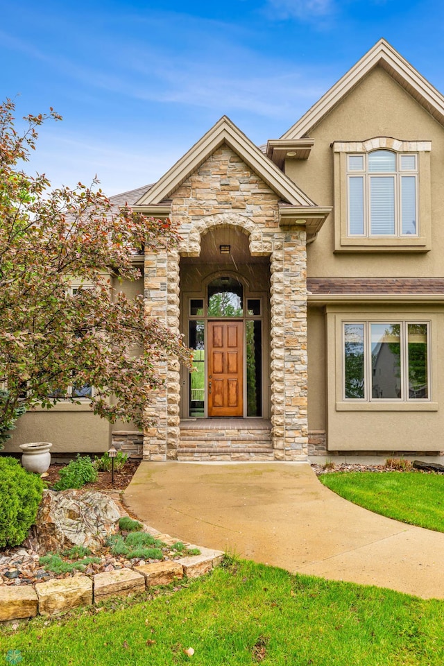 entrance to property featuring a yard