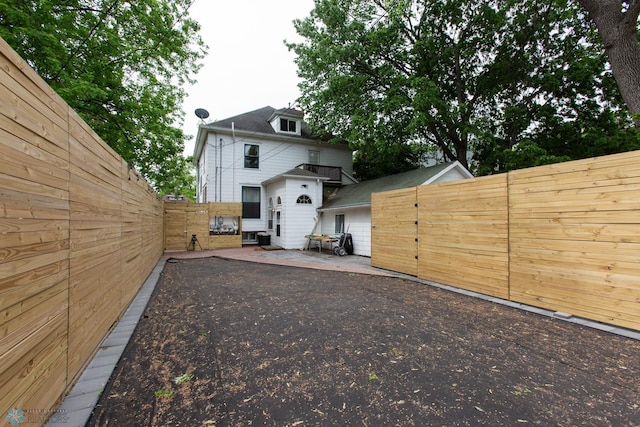 view of yard featuring a patio