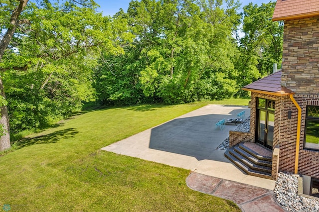 view of yard featuring a patio