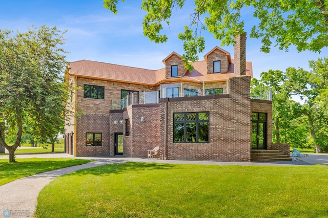 view of front of home featuring a front lawn