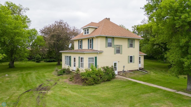 back of house featuring a yard