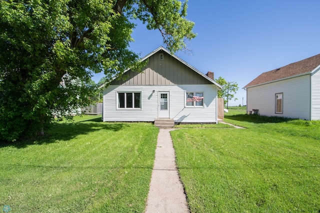 view of front facade with a front yard