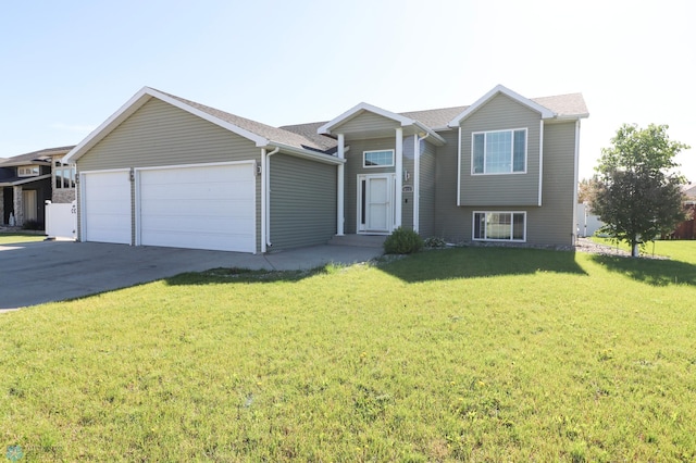 view of front facade featuring a garage and a front yard