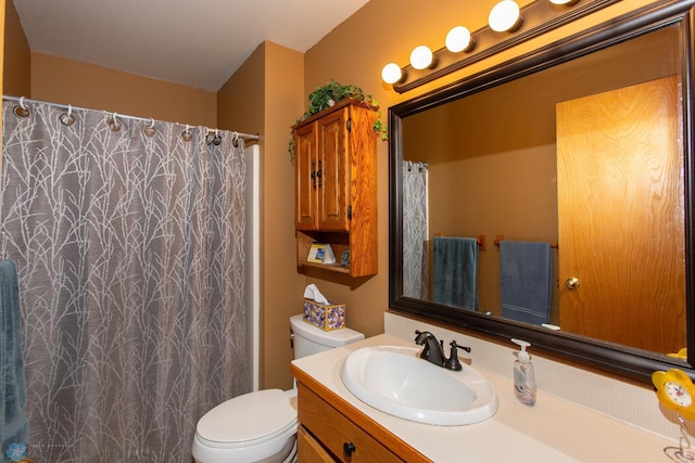 bathroom with a shower with curtain, vanity, and toilet