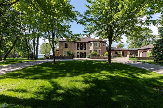 view of front of property featuring a front yard