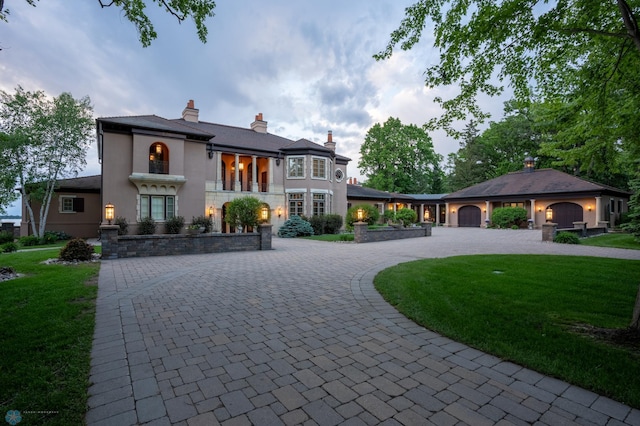 view of front of home featuring a front lawn