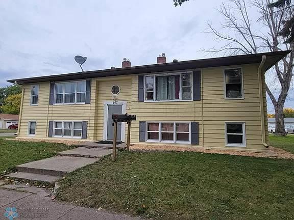 split foyer home featuring a front lawn