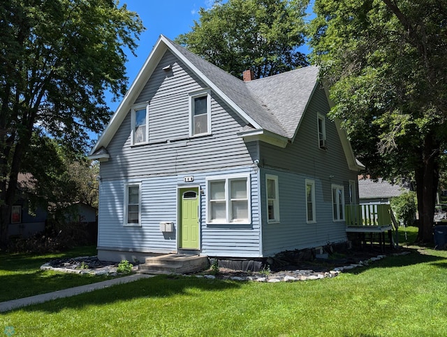 view of front facade with a front yard