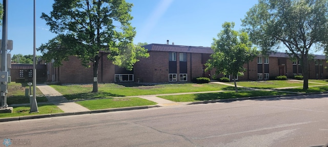 view of front of home featuring a front lawn