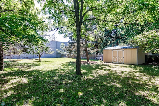 view of yard featuring a storage shed