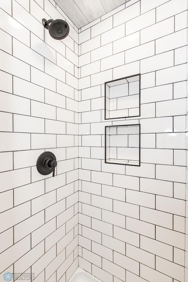 bathroom featuring tiled shower