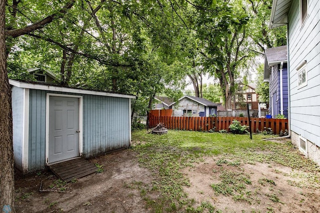 view of yard featuring a storage unit