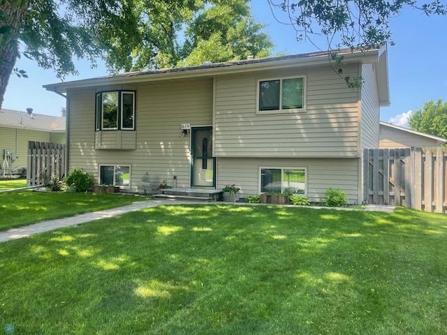 view of front of property featuring a front yard