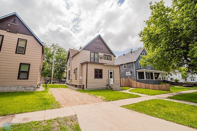 view of front of property featuring a front yard