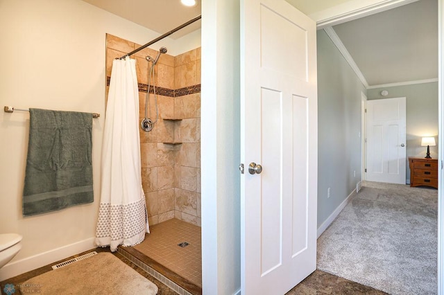 bathroom with curtained shower, toilet, and crown molding