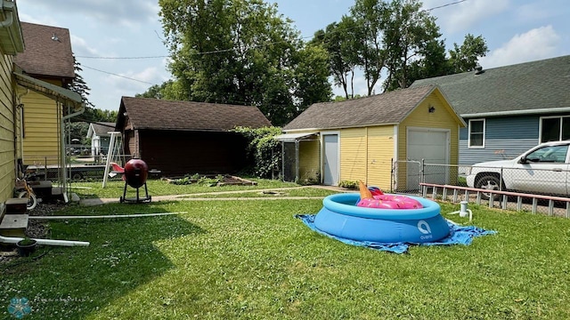 view of yard featuring an outbuilding