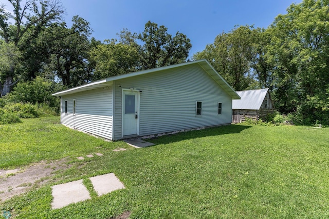 view of side of property featuring a yard