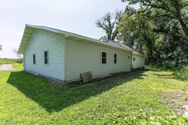 view of side of property featuring a lawn