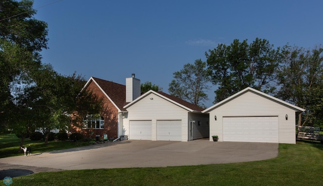 view of front of home featuring a garage, central AC, and a front yard