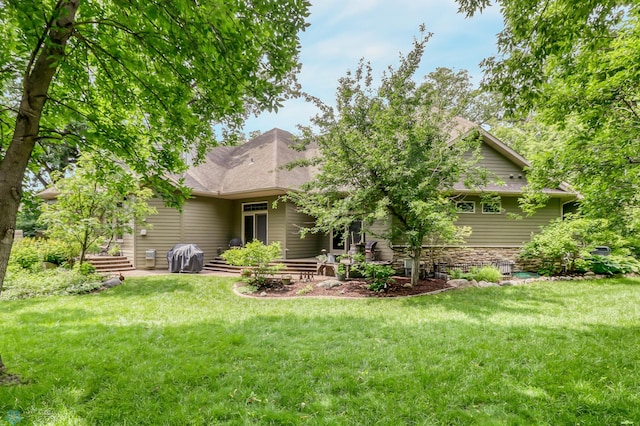 view of front of home featuring a front lawn