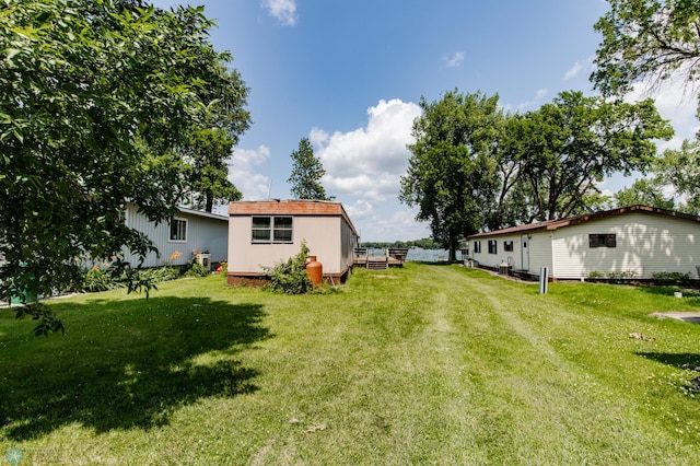 view of yard with an outdoor structure