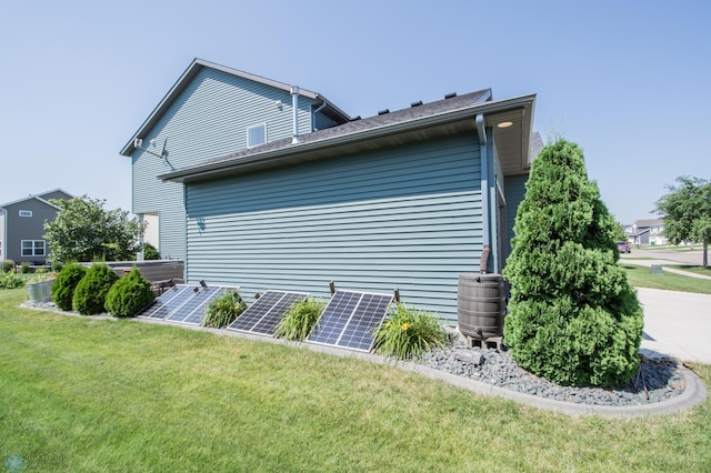 view of side of property featuring a lawn