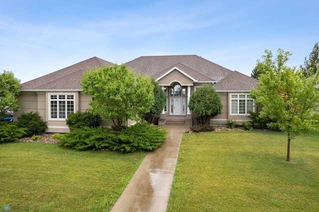 view of front of property featuring a front lawn