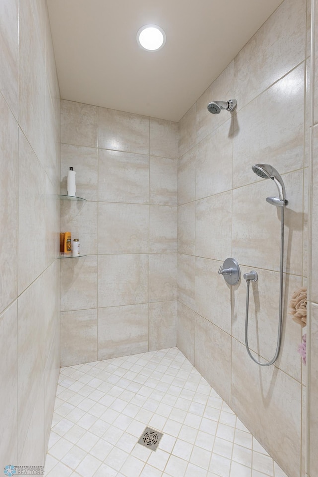 bathroom featuring a tile shower