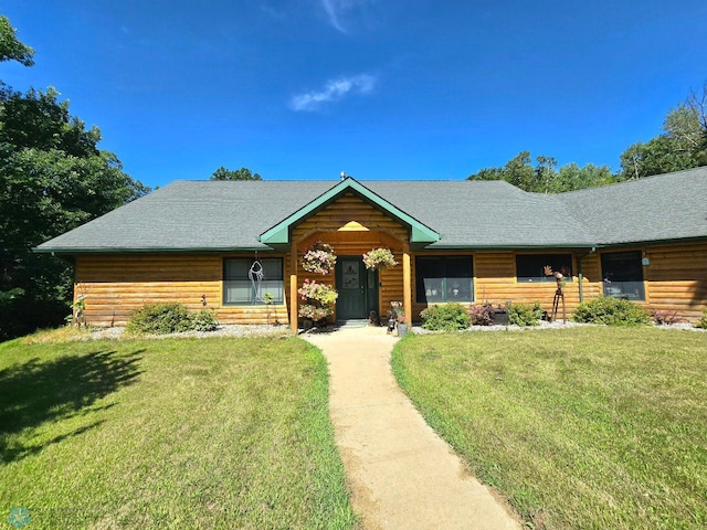 view of front facade featuring a front yard